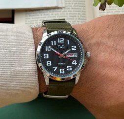 تصویر ساعت مچی کیو اند کیو مدل A37A با بند نظامی 