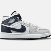 تصویر کتانی مردانه نایکی مدل Jordan SB رنگ سفید طوسی با رویه چرم مصنوعی 