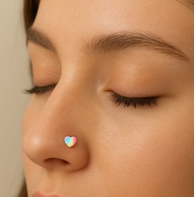 تصویر پیرسینگ بینی قلب رنگی 