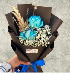 تصویر دسته گل طبیعی دو شاخه رز هلندی آبی و ژیپسوفیلا 