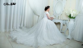 تصویر خرید لباس عروس یقه قایقی دنباله دار مگلونیا با ارزان ترین قیمت در مزون خانه سفید (White House) با ۵۰% تخفیف 