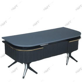 تصویر میز مدیریت جوان 