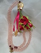 تصویر تسبیح صورتی با رز های سرخ آبی روباندوزی شده 