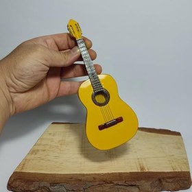 تصویر گیتار کلاسیک چوبی مینیاتوری دکوری رومیزی زرد -(دستسازه) 