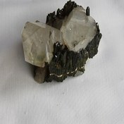 تصویر سنگ کریستال اپیدوت و کوارتز دکوری سفید و مشکی 117 گرمی 
