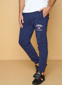 تصویر شلوار عرقی با لوگوی شسته شده آبی برند tommy jeans 