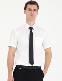 تصویر پیراهن آستین کوتاه مردانه یقه برگردان تک جیب سفید پیرکاردین 