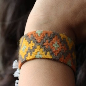 تصویر دستبند گلیمی پاییزی 