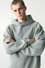 تصویر سویشرت اینترلوک با کلاه و اثرات گرافیکی برند PullAndBear Yıkanmış interlok kapüşonlu sweatshirt