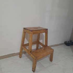 تصویر چهارپایه چوبی 