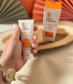 تصویر کرم ضد آفتاب فاقد چربی با spf50 پرو درما اثر پوشانندگی با رنگ بژ طبیعی 