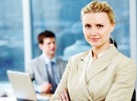 تصویر عکس با کیفیت زن نشسته با لبخند 