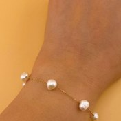 تصویر دستبند طلا ظریف با مروارید پرورشی | ترکیبی از اصالت و لطافت 