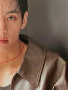 تصویر گردنبند قرمز تهیونگ بی تی اس BTS دستساز نماد عشق و انرژی مثبت Taehyung BTS