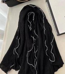 تصویر شال مشکی پلیسه وارداتی با دور مروارید و نگین طلایی 