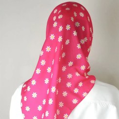 تصویر مینی اسکارف نخی دخترونه طرح گل بابونه صورتی 