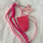 تصویر بگ چارم پاپیون با جا عینکی چرم 