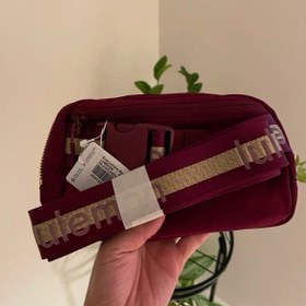 تصویر کیف کمری لولولمون مدل بند لوگودار 