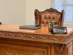 تصویر میز مدیریت چوبی - طول میز از 180 الی 200 قابل اجرا می باشد 