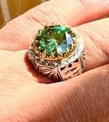 تصویر انگشتر الماس روسی یا موزونایت سبز اصل با تلالو خاص ، رکاب نیمه دست ساز اینه کاری کد ۳۵۱ 