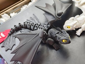 تصویر اکشن فیگور شخصیت بی دندون 