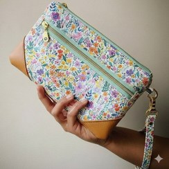 تصویر کیف آرایشی زنانه طرح گل‌های وحشی بهاری 