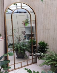 تصویر آینه قدی گنبدی فلزی پنجره‌ای مشبک 