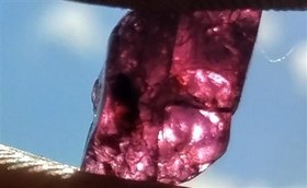 تصویر گارنت معدنی ردولایت 