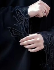 تصویر عبا گلدوزی مدل پرستو با پارچه کرپ سوئیسی و ندا قطری 