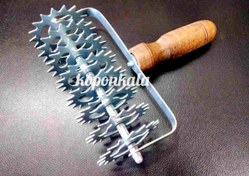 تصویر وردنه غلتکی فلزی سوراخ‌کن خمیر نان 8 تیغه