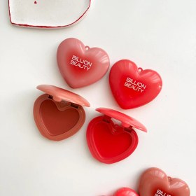 تصویر رژگونه قلبی 