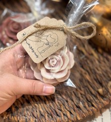 تصویر شمع زینتی دستساز مدل گل رز معطر مناسب رومیزی ، هدیه و گیفت عروس 