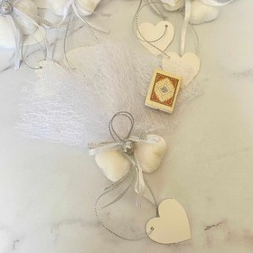 تصویر قند قلبی "دو نیمه‌ی مقدس" دو قند قلبی با دیزاین سفید و نقره‌ای، بهمراه کارت اسم عروس و داماد