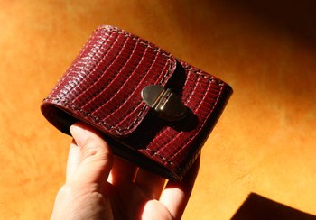 تصویر جاکارتی چرم آکاردئونی 