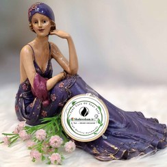 تصویر مجسمه دکوری دختر انگلیسی بنفش نشسته مجسمه دکوری دختر خانم نشسته بنفش رنگ