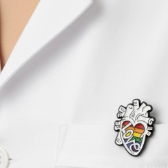 تصویر سنجاق سینه قلب رنگین کمان 