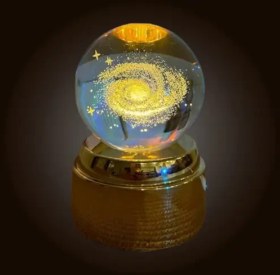 تصویر گوی کریستالی چرخان طرح کهکشان 