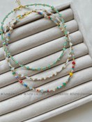 تصویر گردنبند سنگی دخترانه دست‌ساز با مهره‌های طلاکاری‌شده 