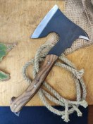 تصویر تبر فولادی یک تکه هما (مدل یخ شکن) با غلاف چرمی 