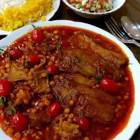 تصویر خورشت بادمجان با گوشت چرخ کرده با پلو زعفرانی 