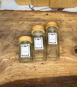تصویر جا ادویه شیشه مک کارتی درب چوبی سایز ۱۲ سانت با سری نمکپاش و لیبل ضد آب 