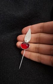 تصویر سنجاق سینه سرو 