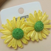 تصویر گوشواره ی طرح گل حصیری زرد رنگ 