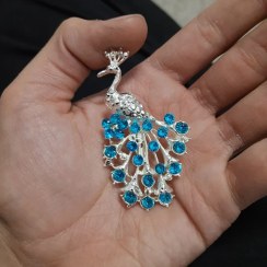 تصویر گل سینه زنانه مدل طاووس 