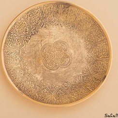 تصویر بشقاب برنجی دیوارکوب هندی مدل نرگس 