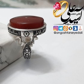 تصویر رکاب صفوی با نگین سرخ و آبدار یمنی قلم زنی دست روی بازو و حکاکی لیزر دور نگین 