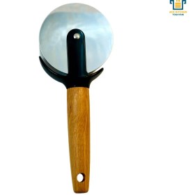 تصویر پیتزا بر دسته چوبی 