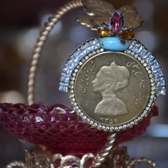 تصویر گل سینه سکه طرح روز مادر (فیروزه و سیترین) 