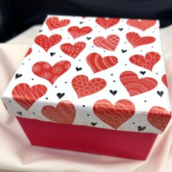 تصویر جعبه هدیه مربع هارد سفید و قلب قرمز 