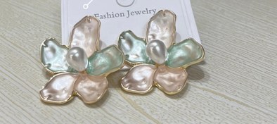 تصویر گوشواره طرح برگ زنبق 